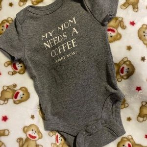 MY MOM NEEDS COFFEE(RIGHT NOW) Nb onesie